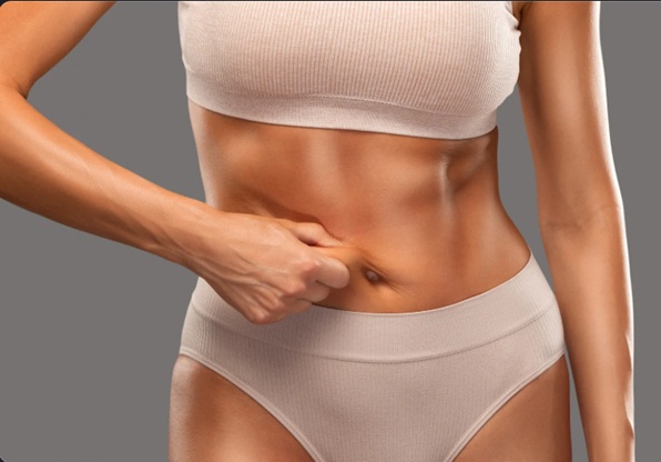 Mulher se sentindo confortável e confiante com o próprio corpo
